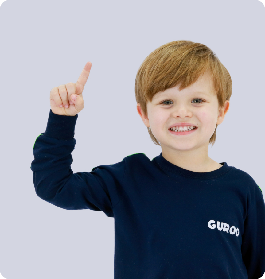 Criança explorando na Educação Infantil Guroo