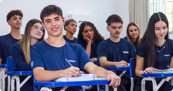 Alunos do Ensino Médio Guroo em sala de aula